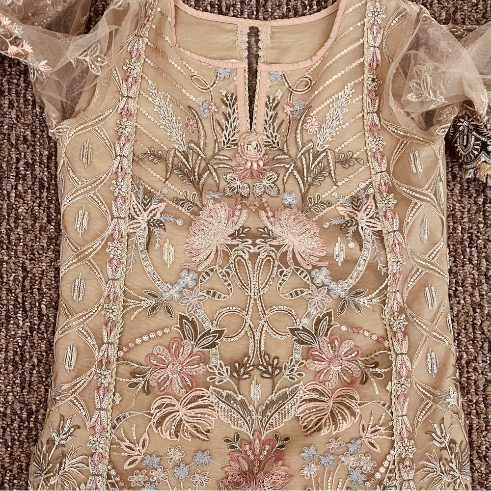 Beautiful Brand new 3 piece from the Baroque chantilly collection. Get for Eid!